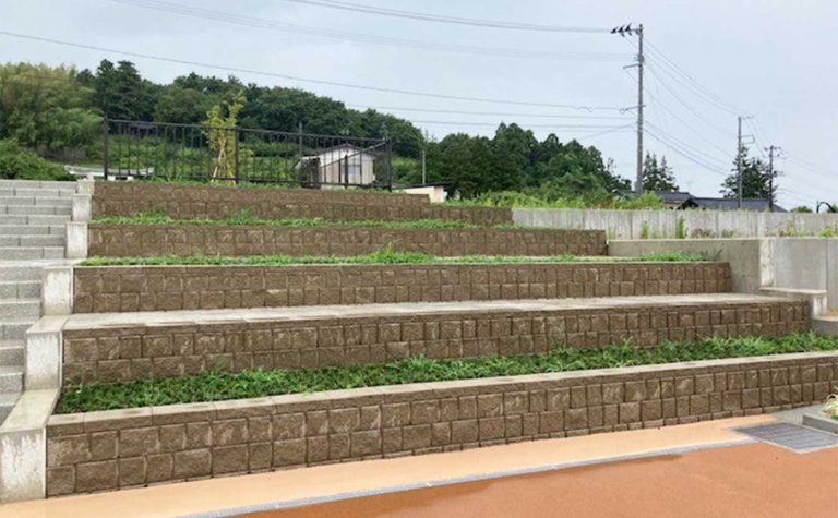 自然な割肌で造る花壇のある階段