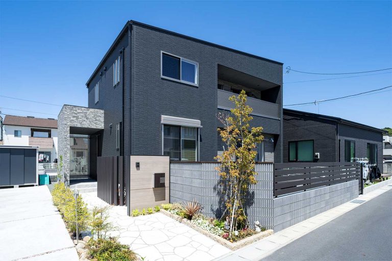 建物が映えるホワイト乱系石のアプローチ