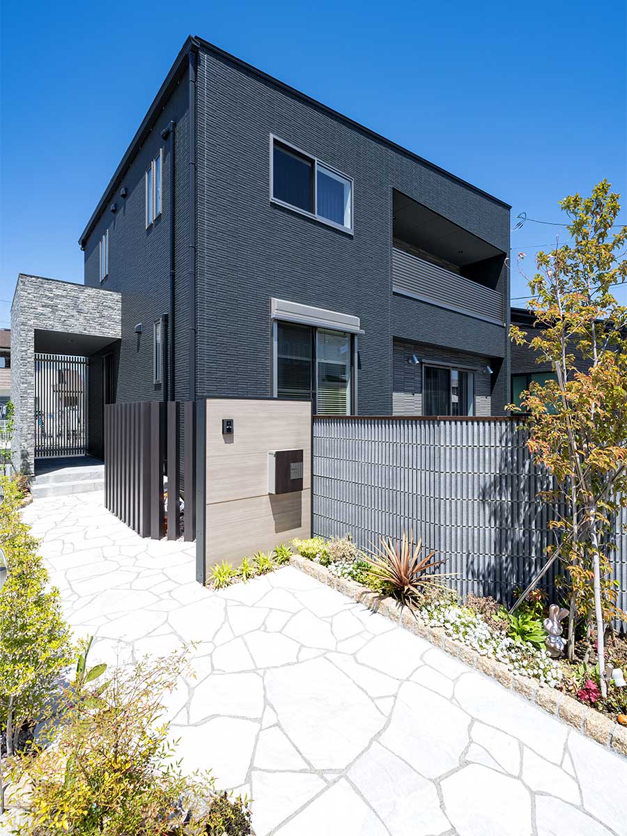 住宅とのコントラストが効いた白系天然石