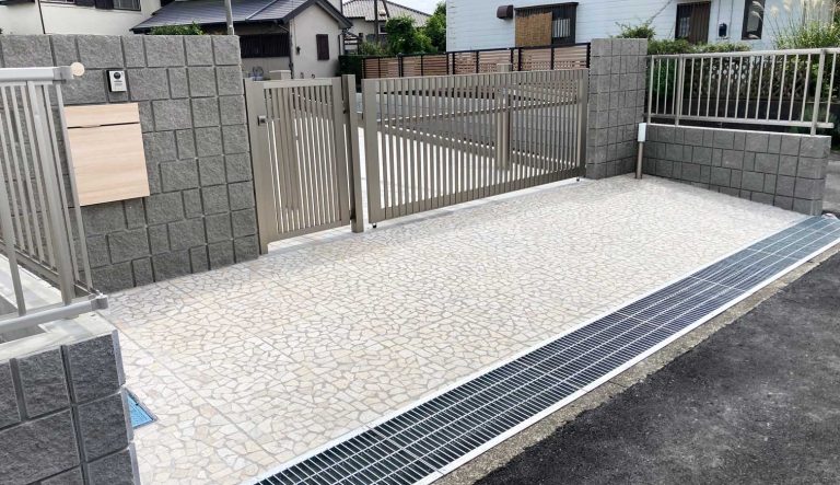 門塀を引き立てるクリーム色の敷材天然石