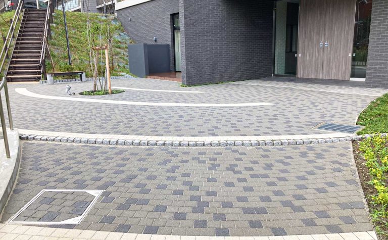 広がる波紋の様なサークル状のエントランス