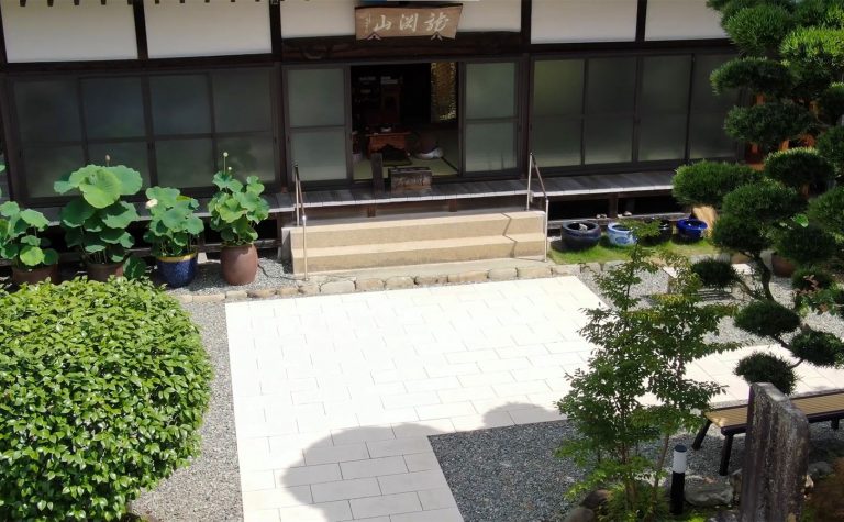 和風庭園にマッチした大型インターのアプローチ