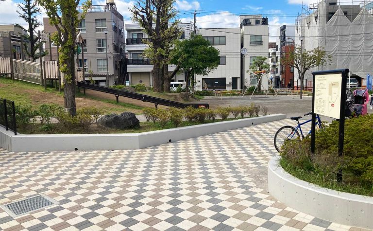 落ち着いた配色が心地よい公園のインターロッキング