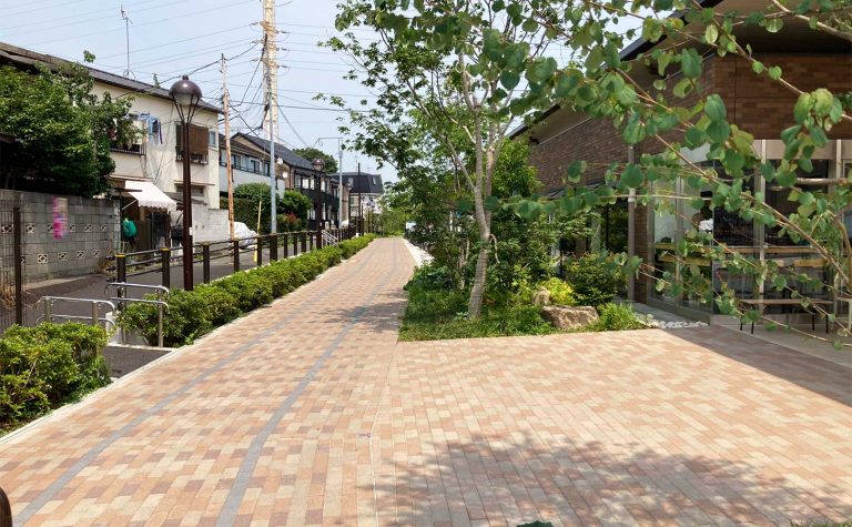 トロッコのレールをモチーフとした駅前歩道