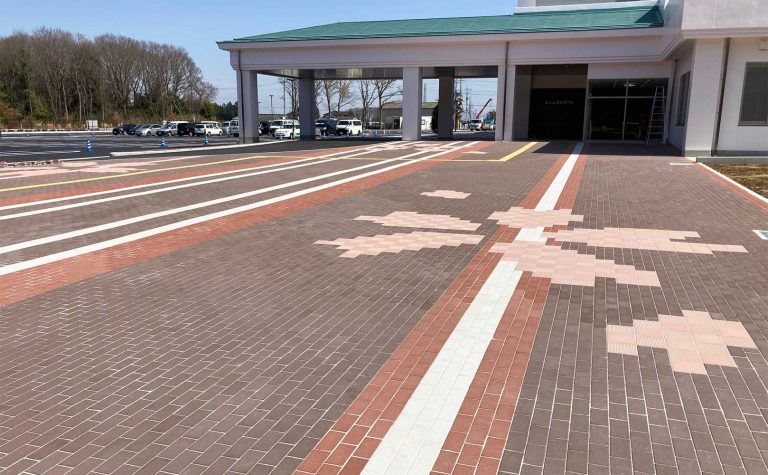桜の花びらを表現した歩道のインターロッキング