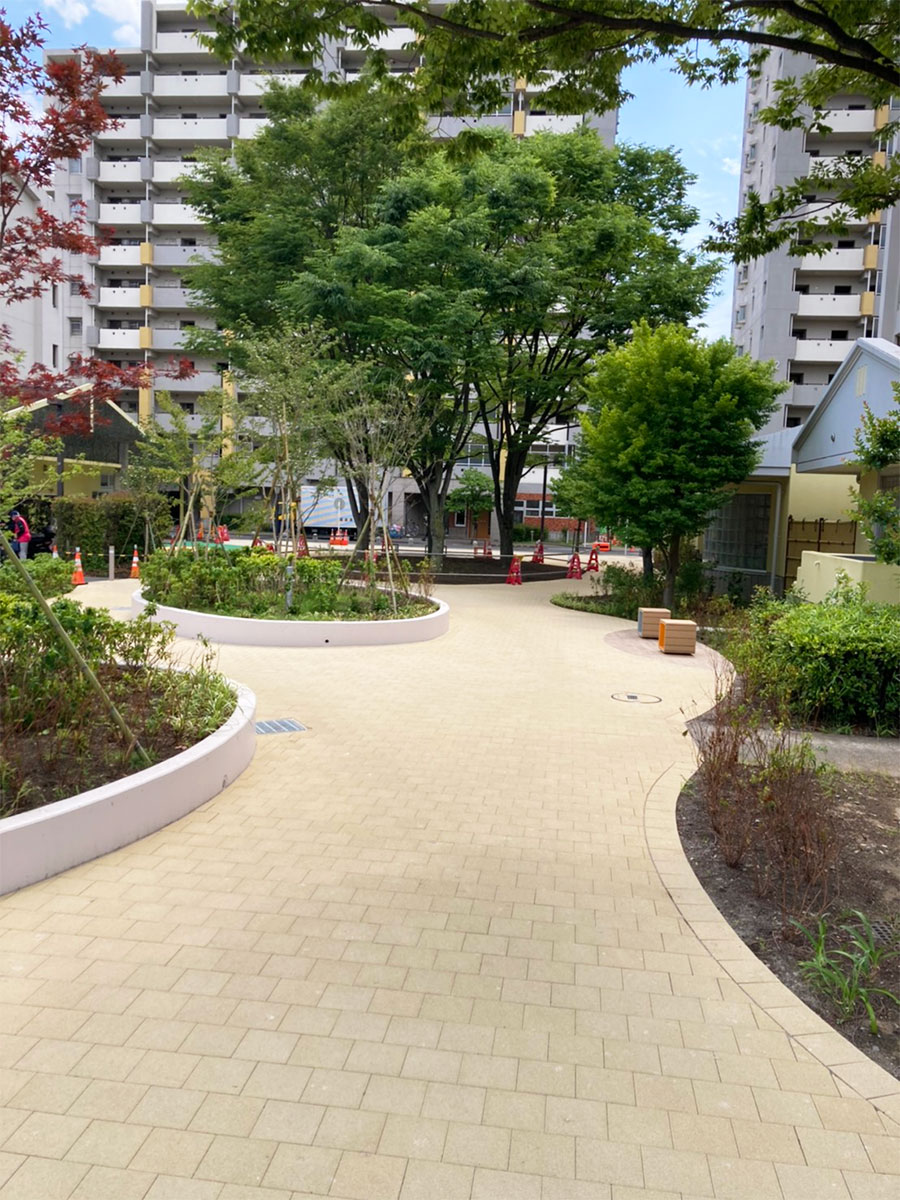 曲線美が美しいイエロー系のインターロッキングブロックの公園歩道_パラレル透水性