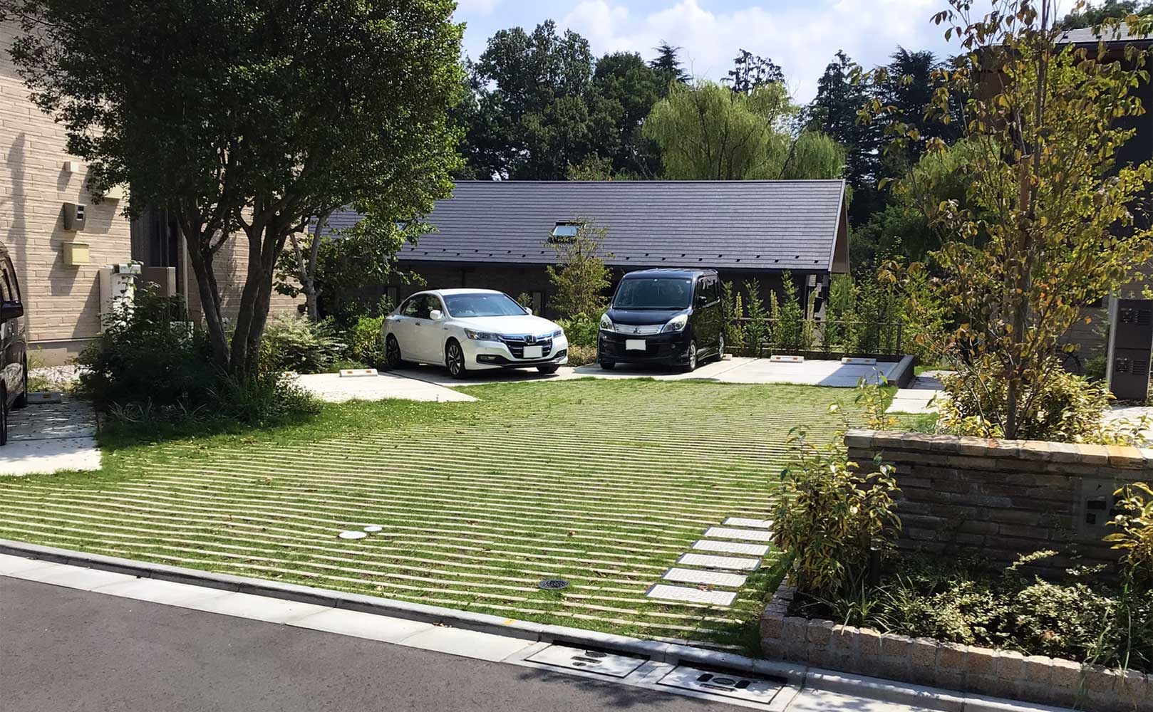 緑化インターロッキングブロックを使用した自然溢れる駐車場_リビオai緑化