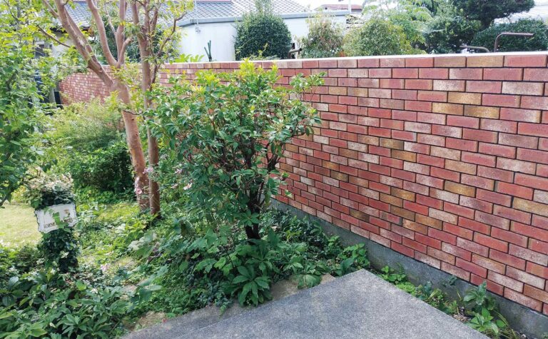 暖色系れんがと緑豊かな植栽の心地よいお庭