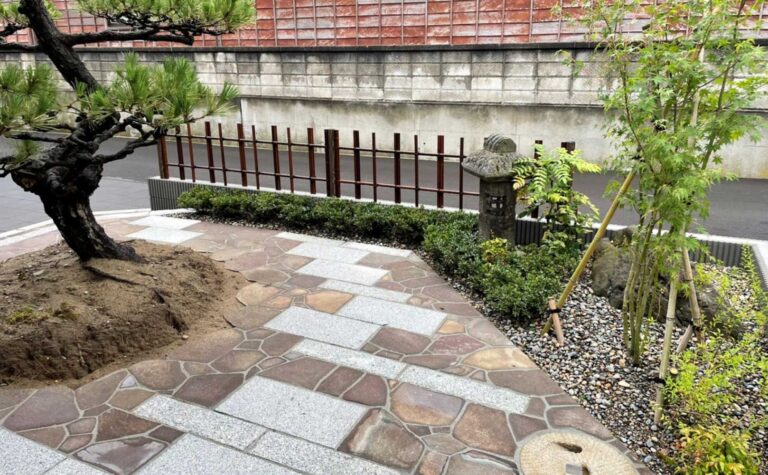 乱形と方形の天然石を組み合わせた和風庭園