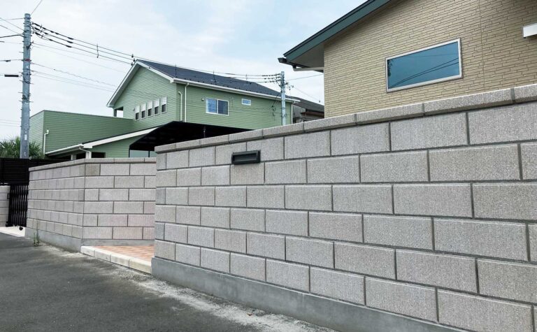 重厚感のある大型ブロックの門周り