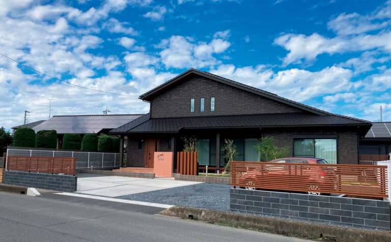 住宅とのコーディネートが綺麗な黒のデザインブロック