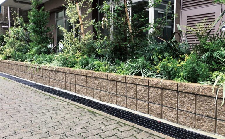 植栽と相性の良い割肌ブロックの花壇
