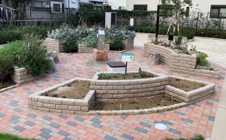 植栽を綺麗に見せる段々に施工した割肌ブロックの花壇
