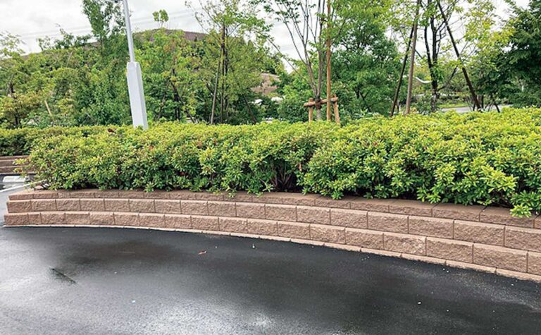 ボリューム感のあるAB石垣の公園花壇