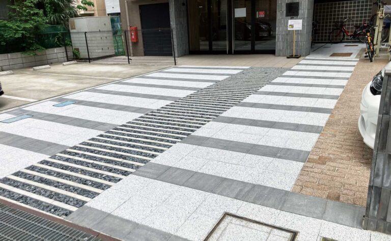ボーダーデザインのエントランスアプローチ