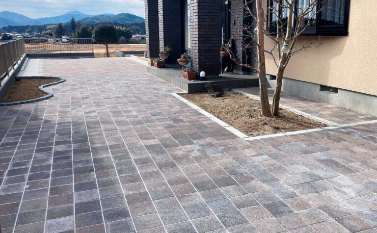 遮熱性インターを使用した落ち着いた色合いのアプローチ