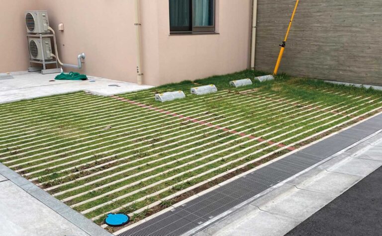 住宅に緑をプラスする緑化インターの駐車場