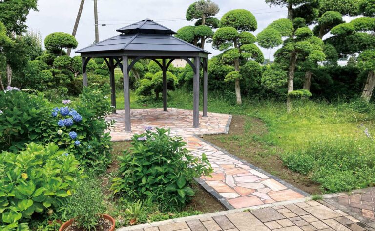 明るい天然石とガゼボの憩いの空間