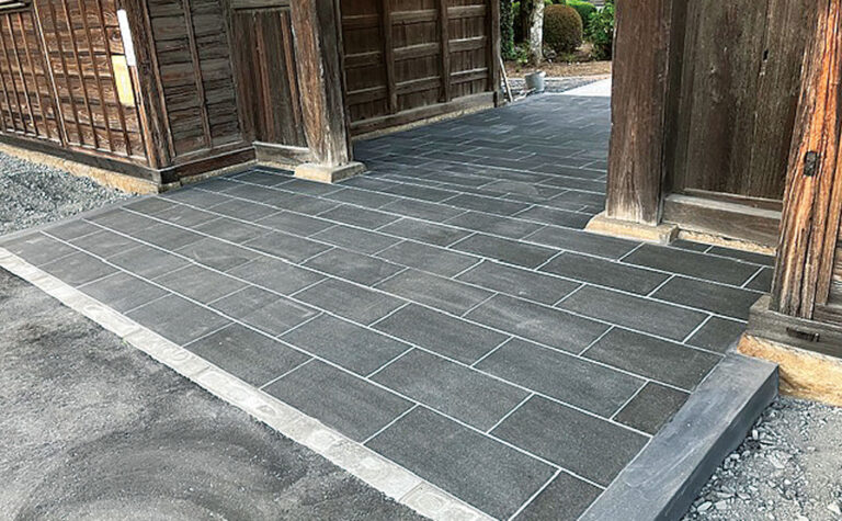 長屋門と黒の天然石平板の組み合わせが高相性