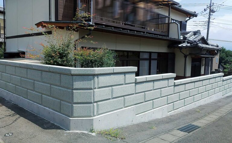 古いブロック塀を住宅に合わせてリフォーム