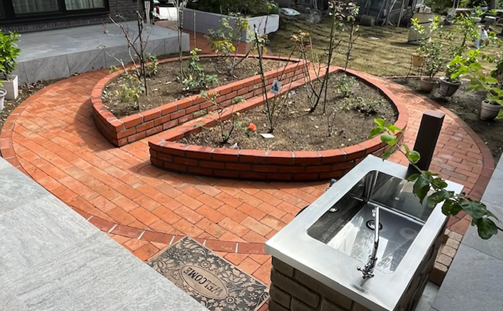 赤レンガを使用した中庭の花壇