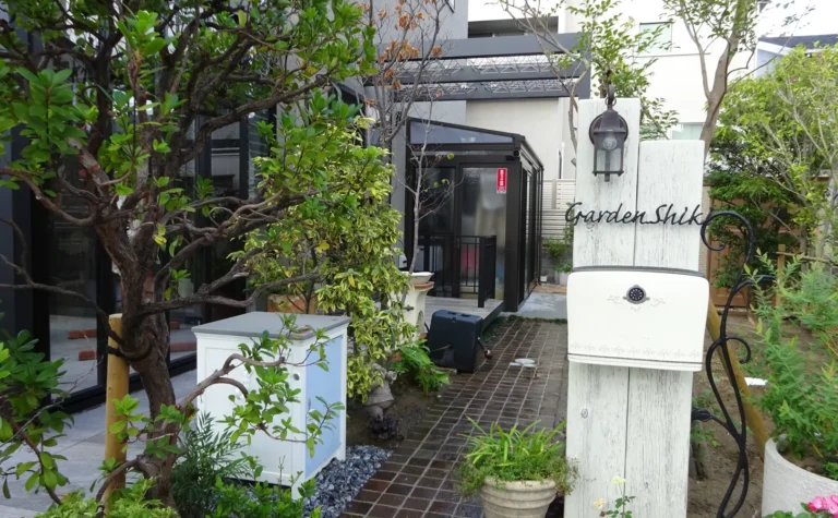 緑豊かなお庭を抜けるピンコロ調の園路