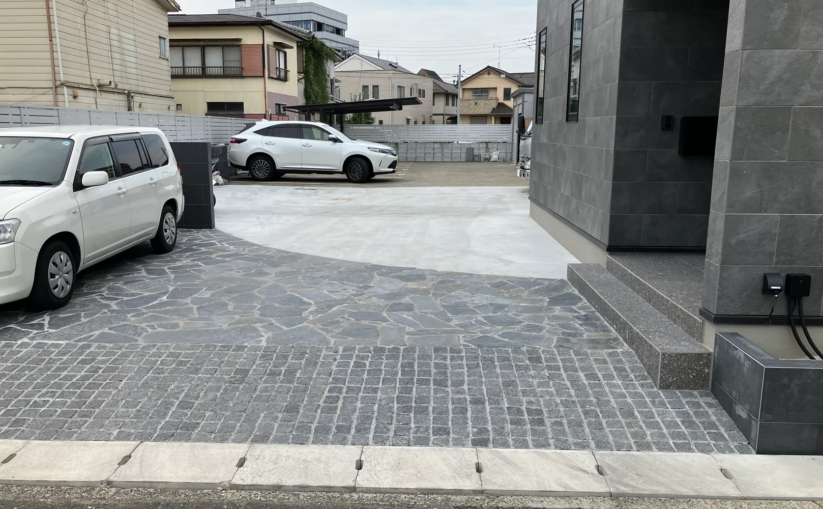 事務所入り口の黒系天然石のアプローチ