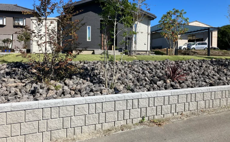 ロックガーデンを囲う割肌ブロックの塀