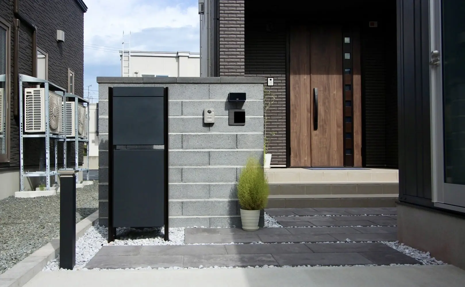 黒で統一したシンプルな門塀とアプローチ
