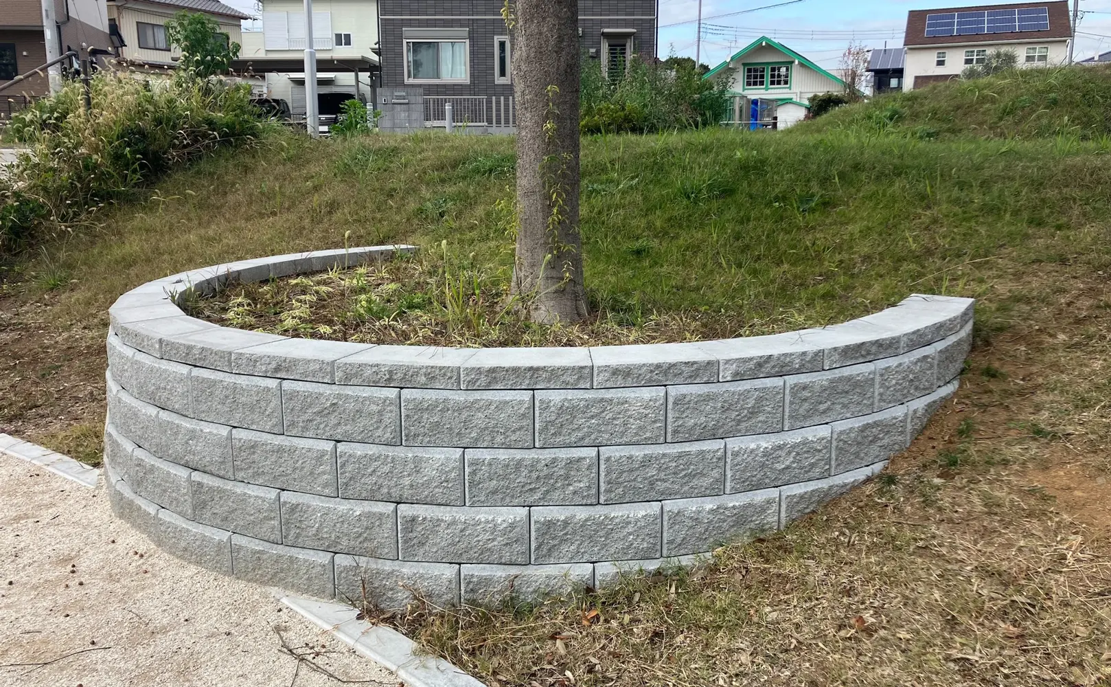 ABロック3°グレーを使用した樹木周りのブロック石垣