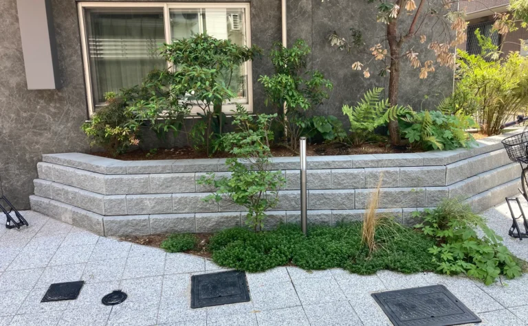 植栽が空間に溶け込んだ擁壁花壇