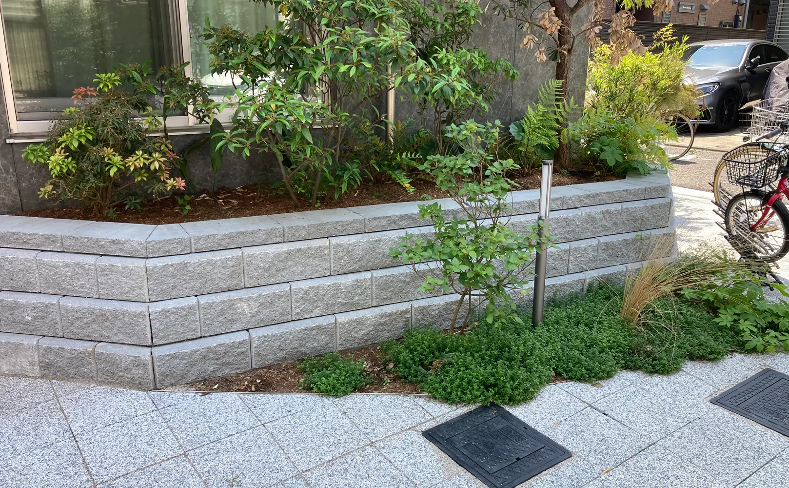 空間に緑が自然と馴染むABロックの花壇