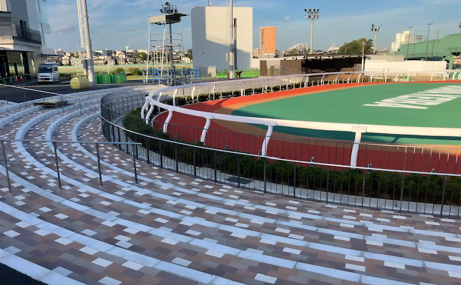 華やかな競馬場のパドック周りのインターロッキングブロック