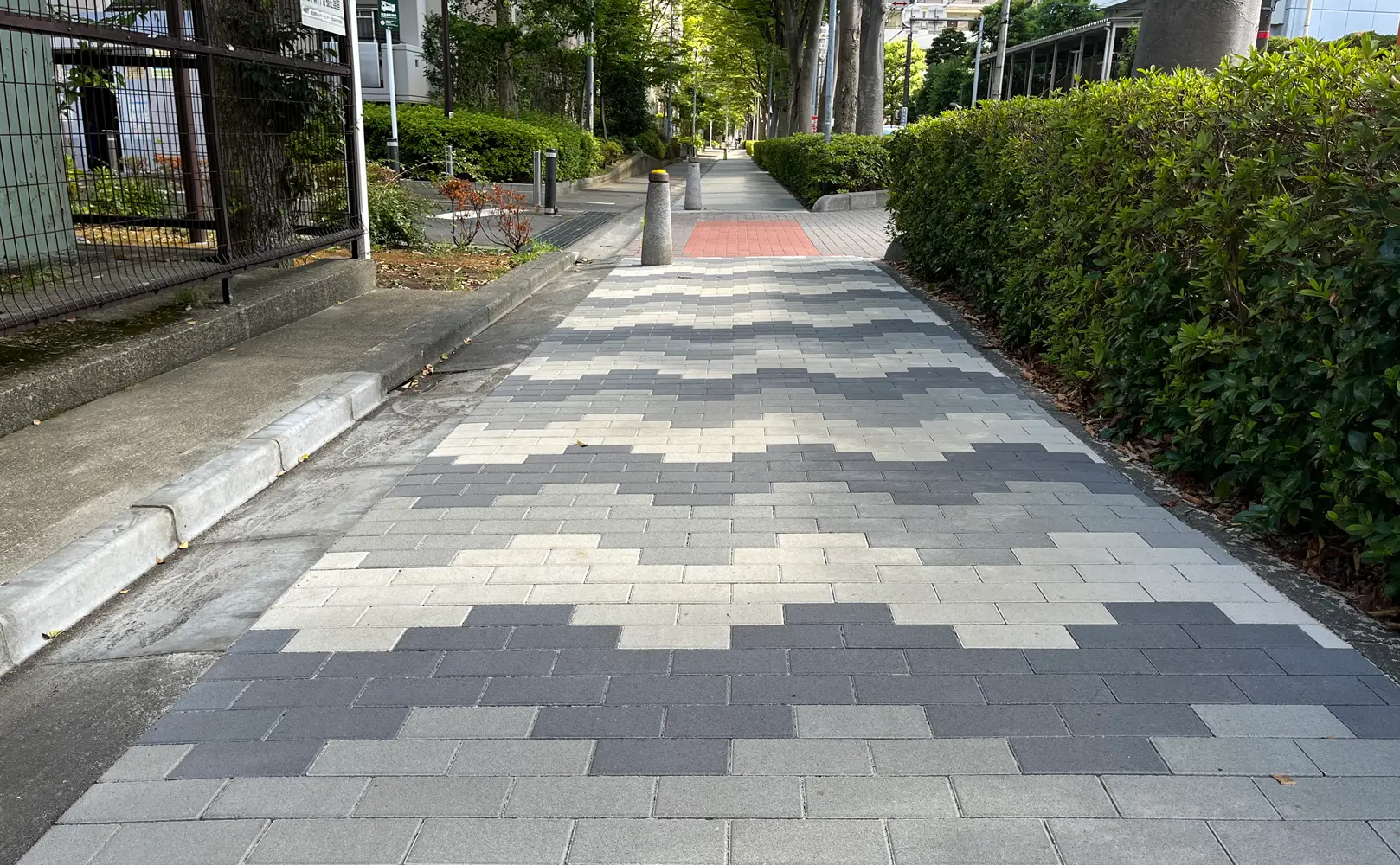歩行スピードも上がりそうなインターロッキングの歩道