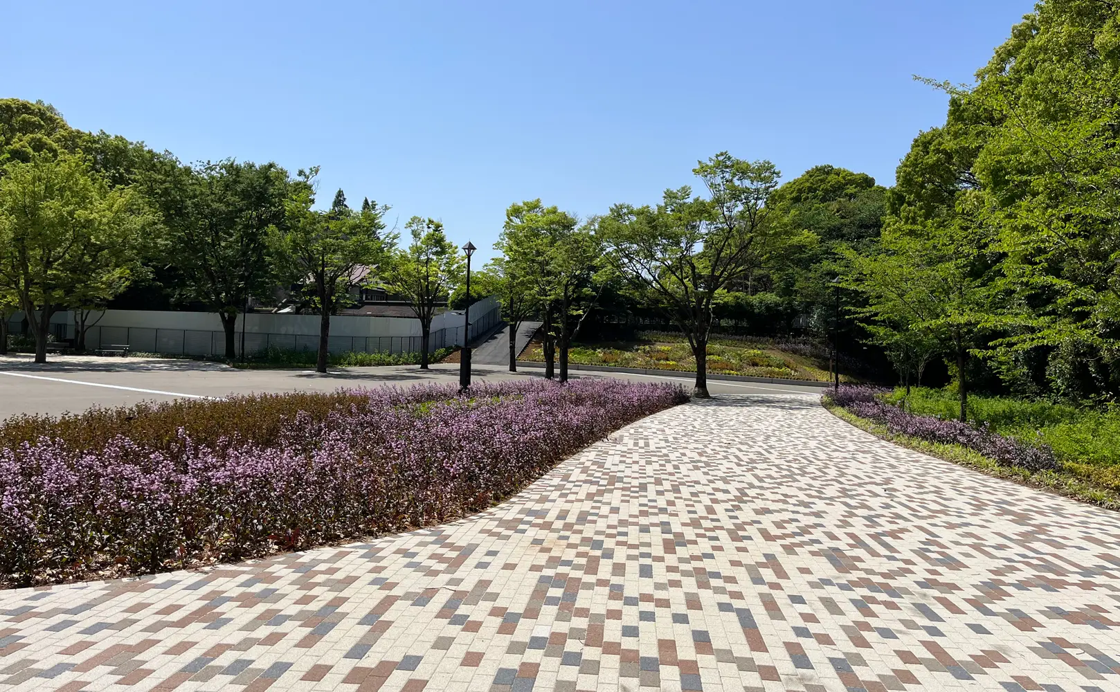 花と緑が映える明るい印象のインターロッキングブロック舗装オールラウンドぺイブ・透水性（TB-1・TB-2・TG-1・TG-3）