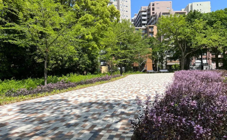 花と緑が映える明るいインターロッキングの歩道