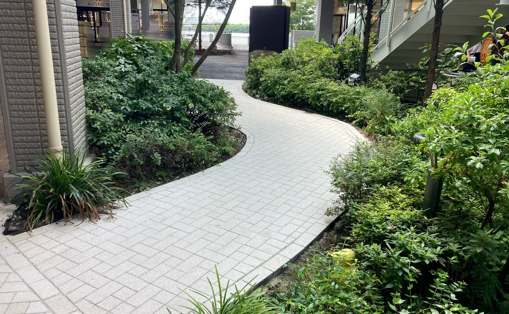 オールランドぺイブ・透水性TG-1を使用した植栽豊かな商業施設の通路