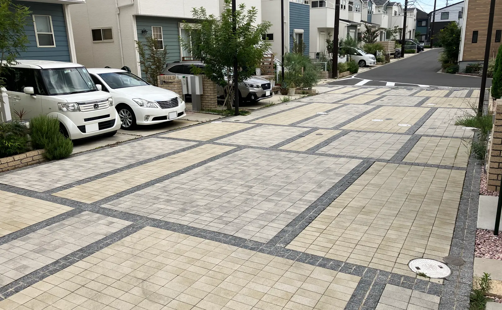 ロシェ・ナチュラル（ベージュとシルバー）を使用した分譲地の舗装
