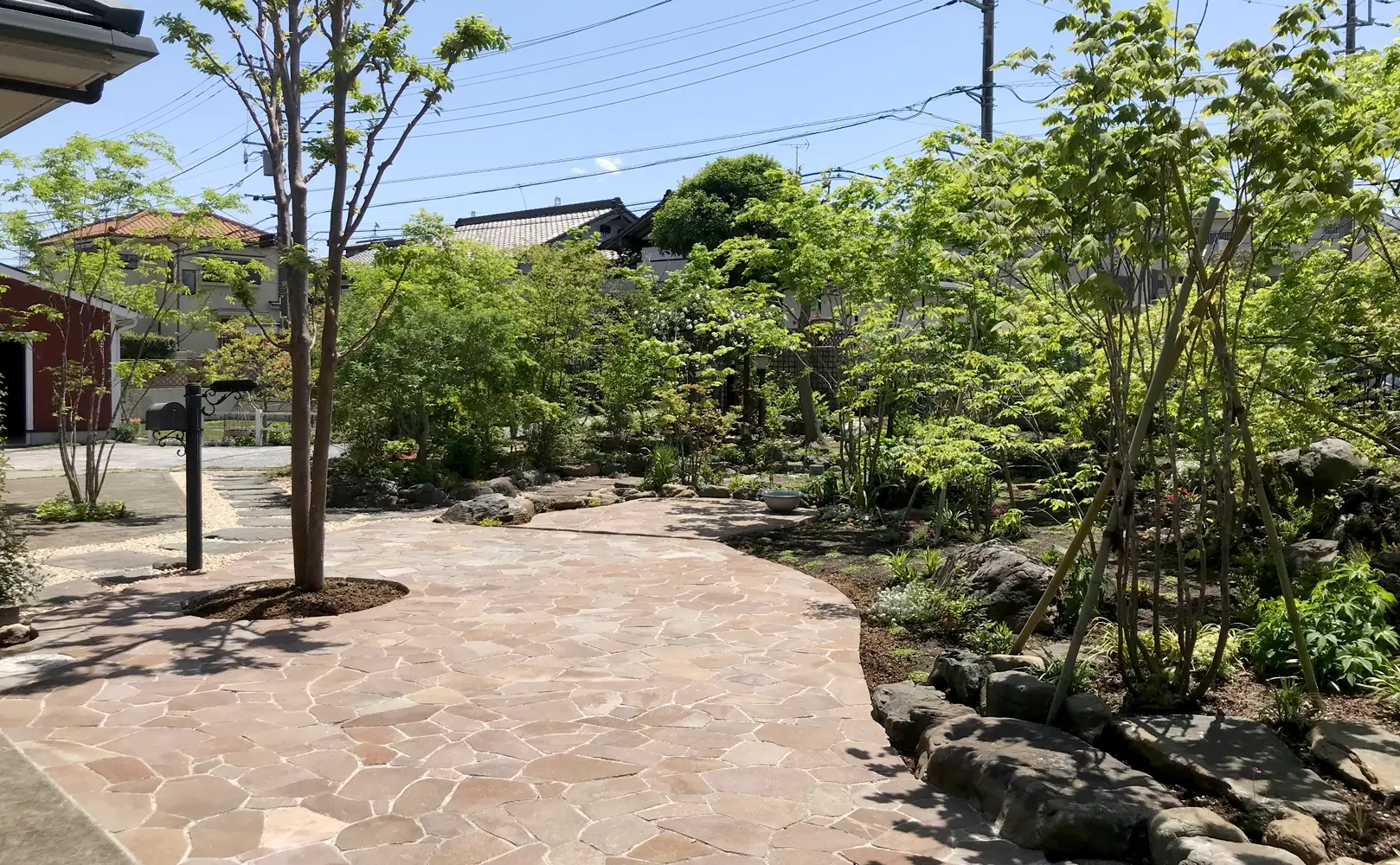 ジャワ鉄平乱形は植栽と相性抜群で自然豊かなお庭を演出します