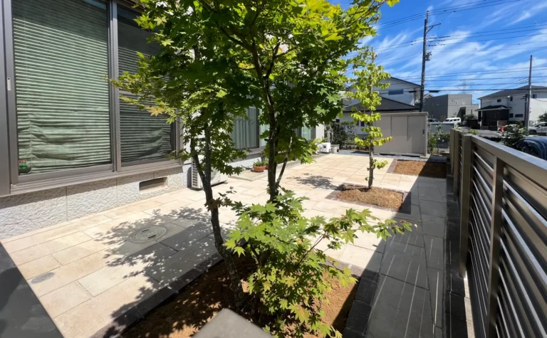 お手入れしやすい植栽スペースを設けた明るいお庭