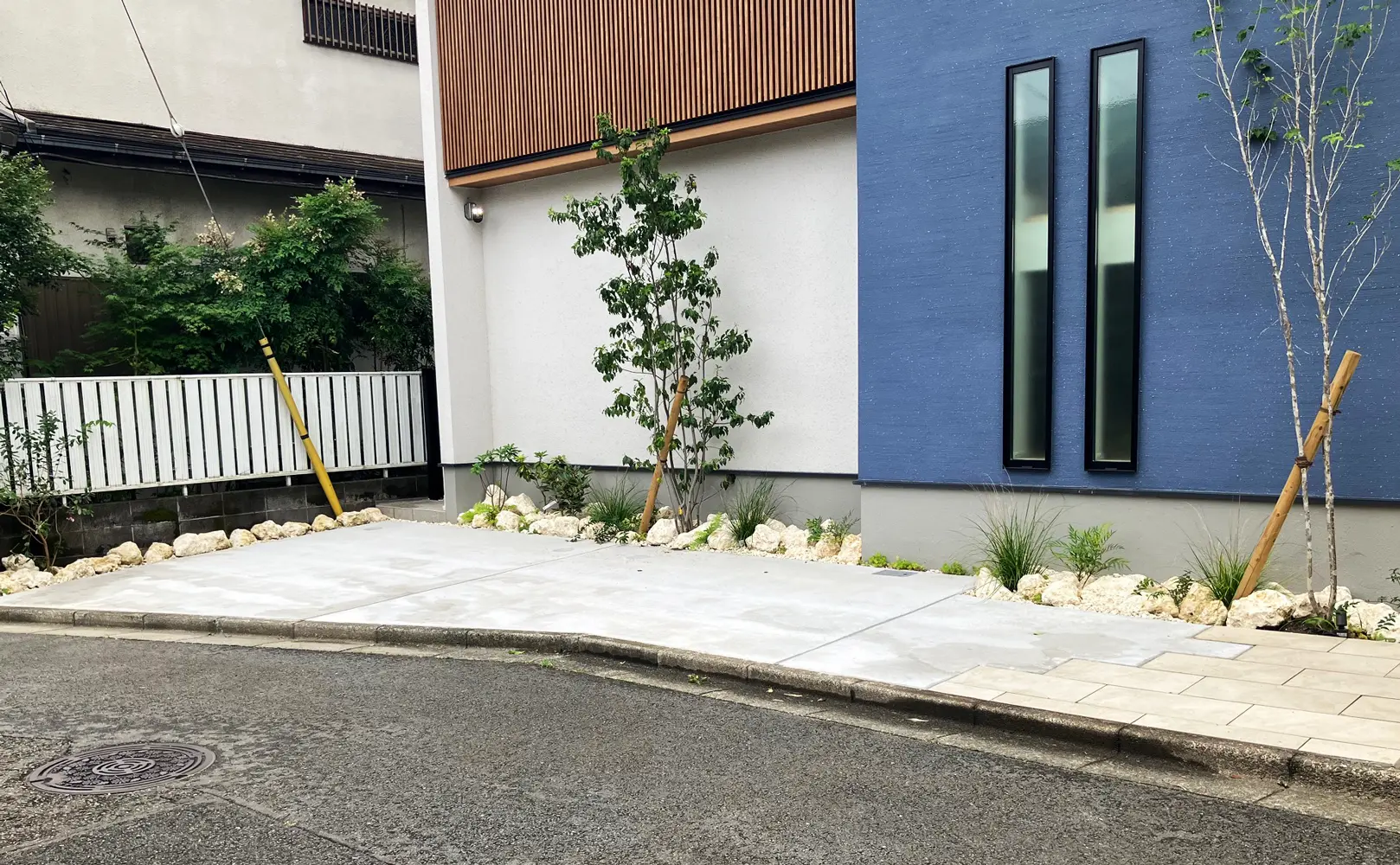 ウルシマ住宅の足元に緑を添えたロックガーデン