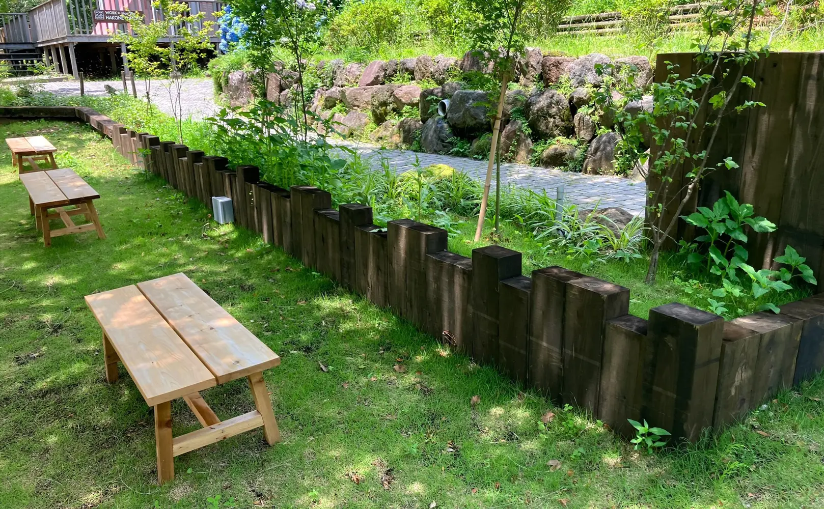 天然木の枕木柵
