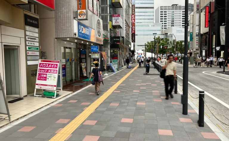 桜の花びらをイメージした駅前のインターロッキング