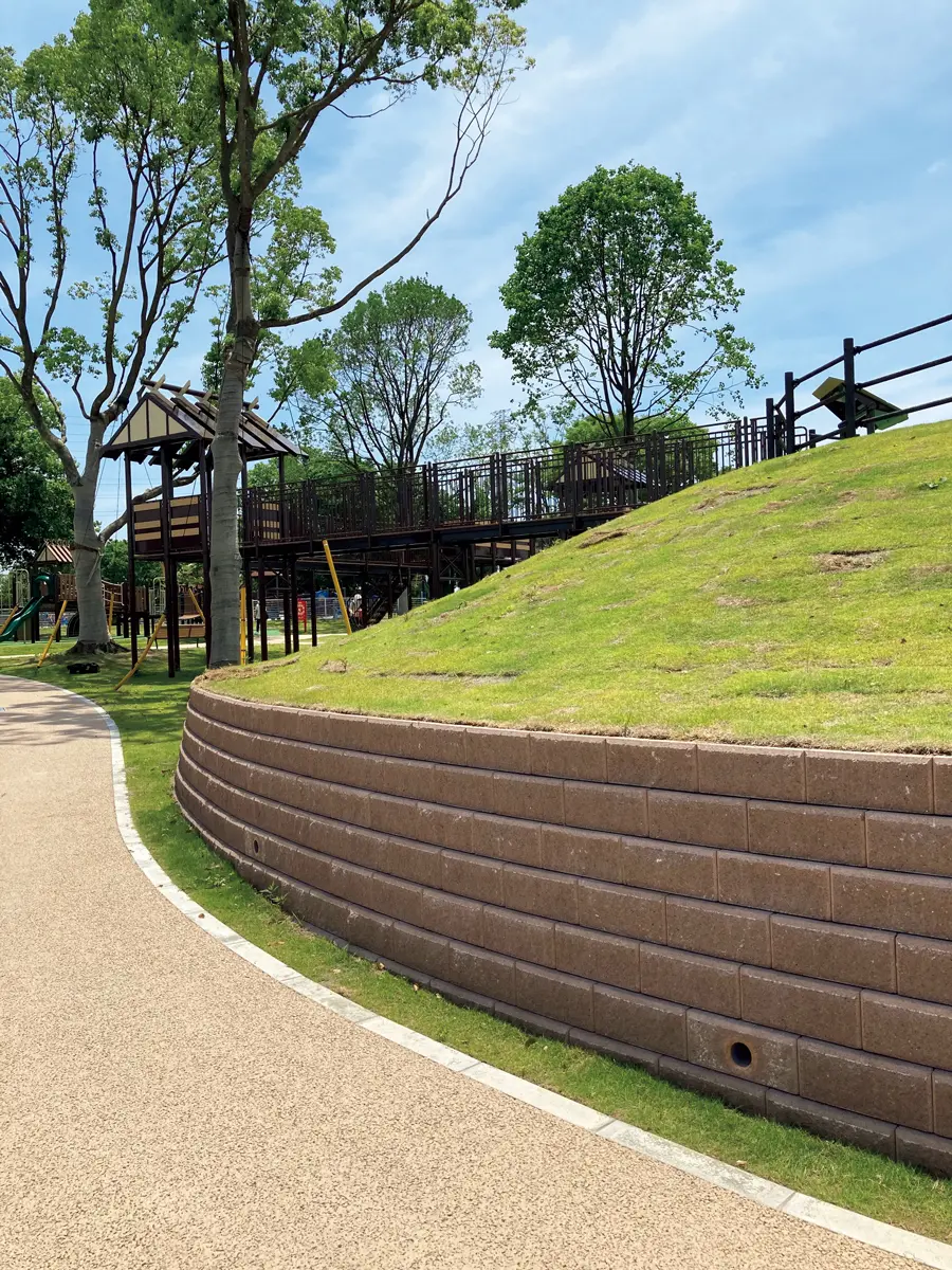 公園の景観に溶け込む、ABロックの石垣