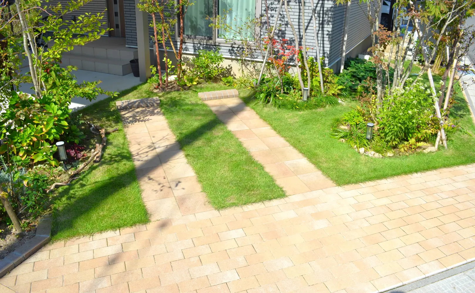 植栽とインターロッキングブロックの駐車場