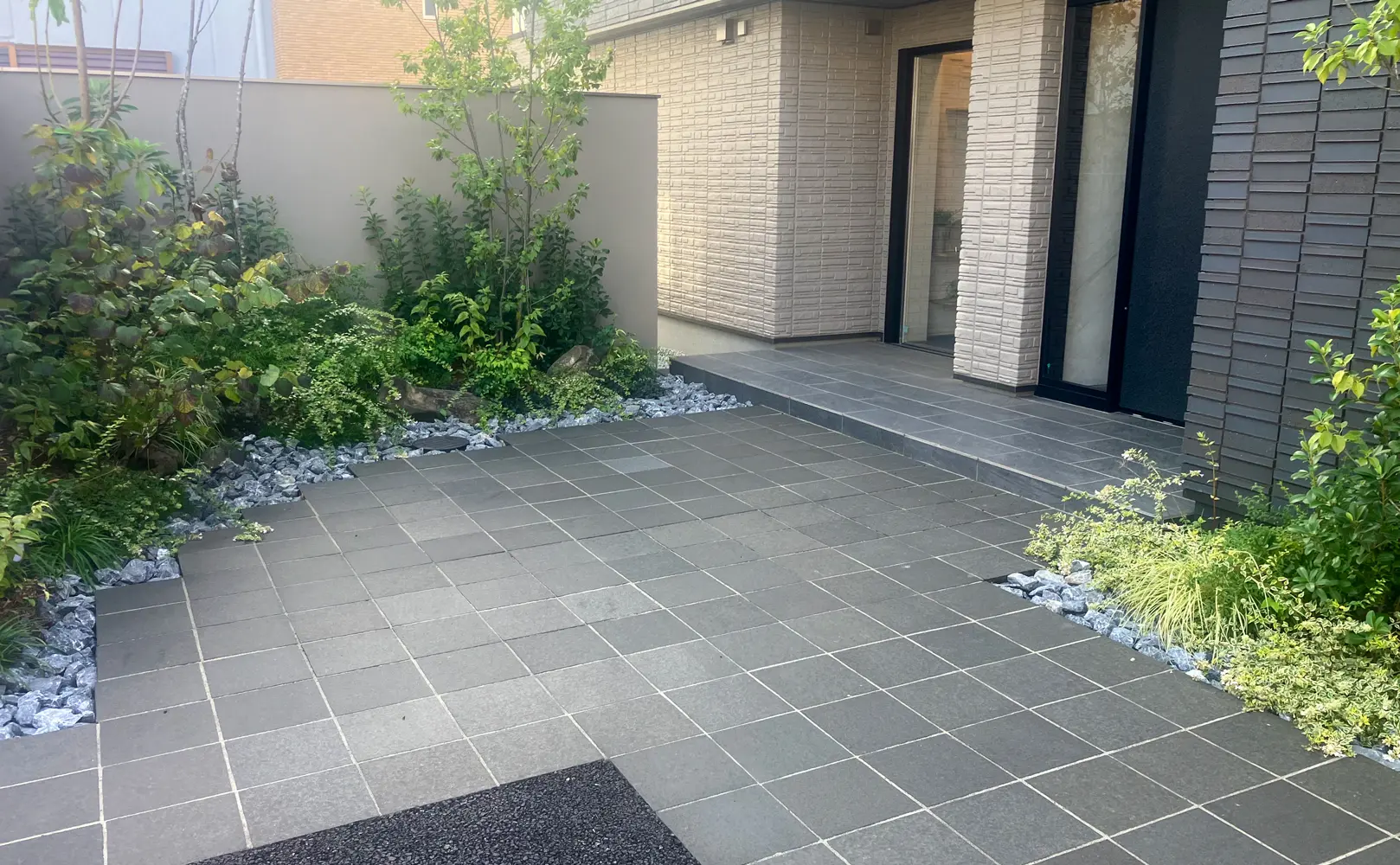 植栽と天然石のマンションのエントランス