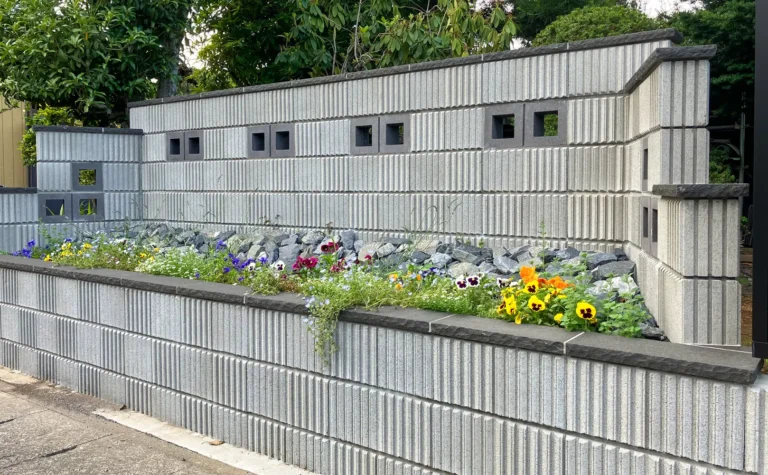 デザインブロックで造る華やかな花壇ウォール