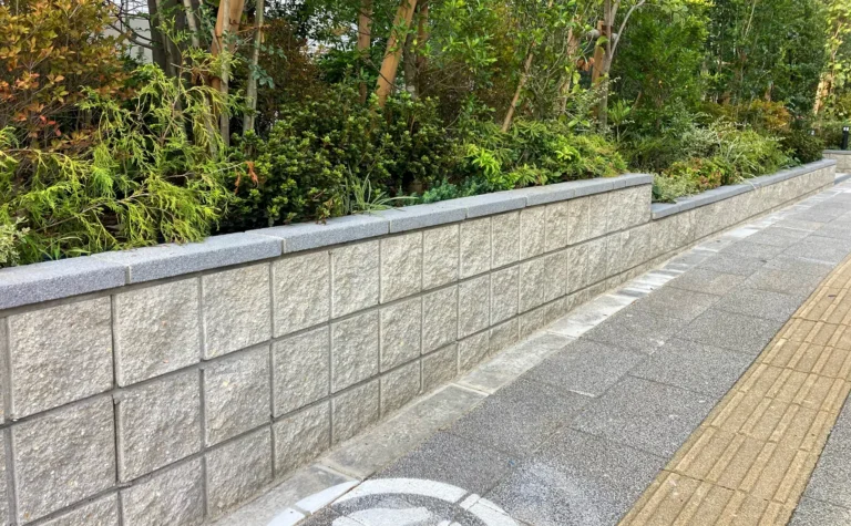 淡い色合いが植栽と馴染む割肌ブロックの花壇