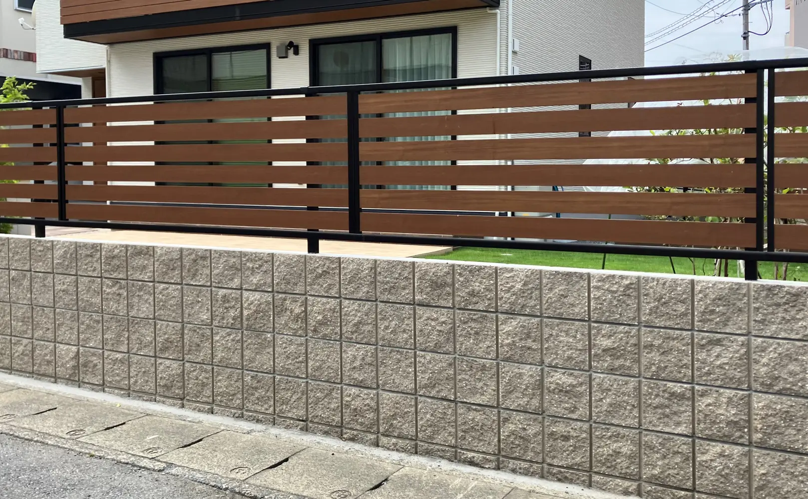 木調フェンスにぴったりな割肌ブロックのブロック塀