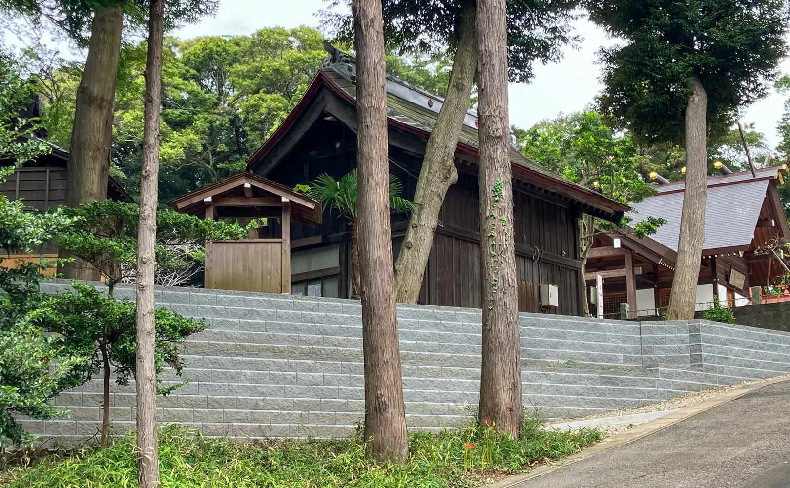 神社の厳かな雰囲気に合うABロックの石垣